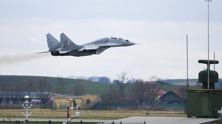 Przelot samolotu MiG-29 Sił Powietrznych RP podczas dnia otwartego dla mediów w 22. Bazie Lotnictwa Taktycznego w Malborku
