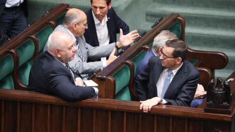 Na zdjęciu z sierpnia 2023 r. na pierwszym planie ówczesny premier Mateusz Morawiecki (z prawej) i minister aktywów Jacek Sasin (z lewej)