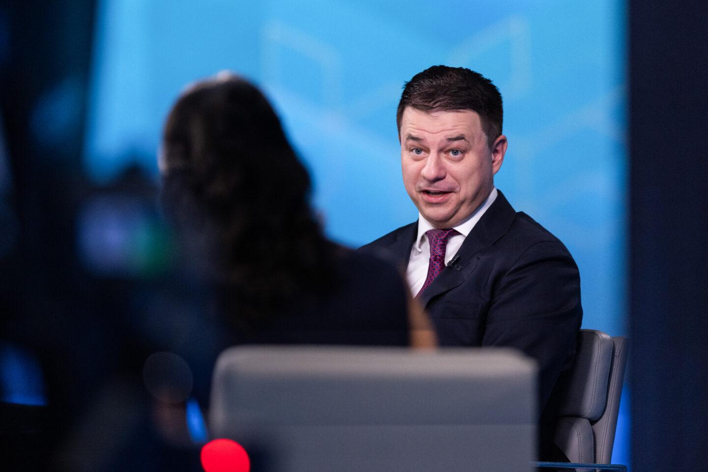 Najbogatszy Litwin, Gediminas Žiemelis udziela wywiadu w studiu telewizyjnym Bloomberga