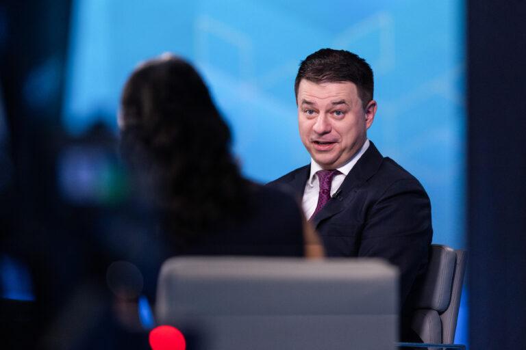 Najbogatszy Litwin, Gediminas Žiemelis udziela wywiadu w studiu telewizyjnym Bloomberga