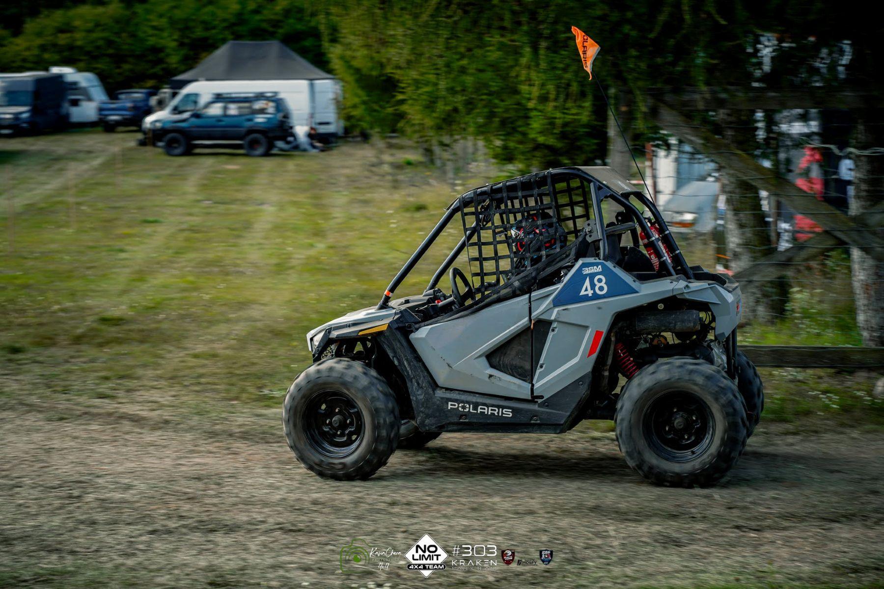 Samochód biorący udział w dziecięcej kategorii wyścigu King of Poland