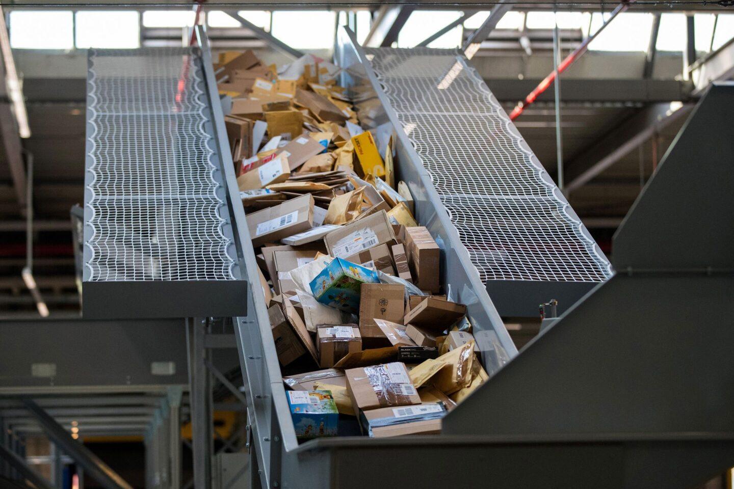 Zdjęcie przedstawia sortownię paczek w Niemczech