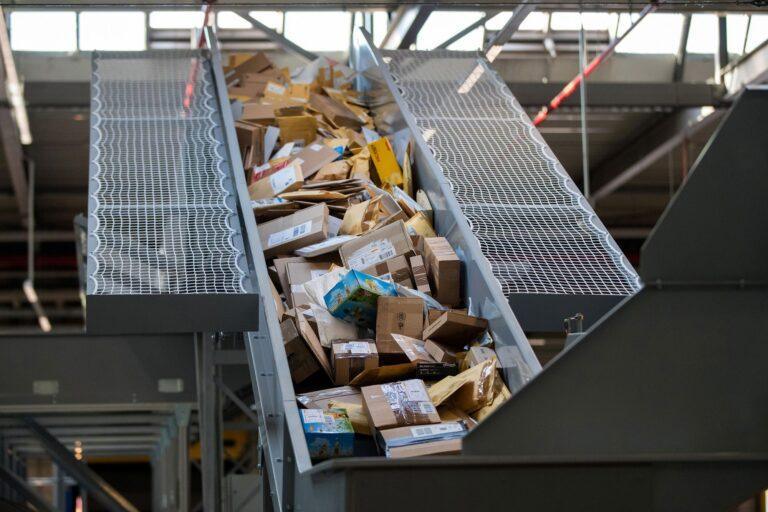 Zdjęcie przedstawia sortownię paczek w Niemczech