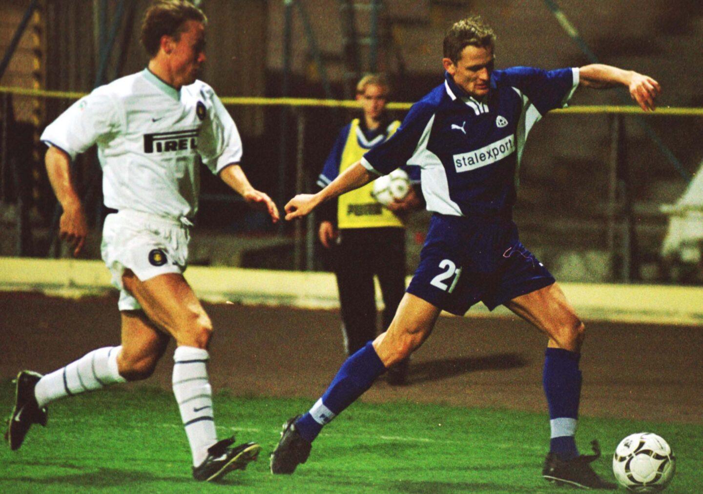 W 2000 roku Ruch Chorzów zagrał przeciwko Interowi w I rundzie Pucharu UEFA. "Niebiescy" wyraźnie przegrali dwumecz i pożegnali się z rozgrywkami. Na zdjęciu Dario Simić i Robert Górski.