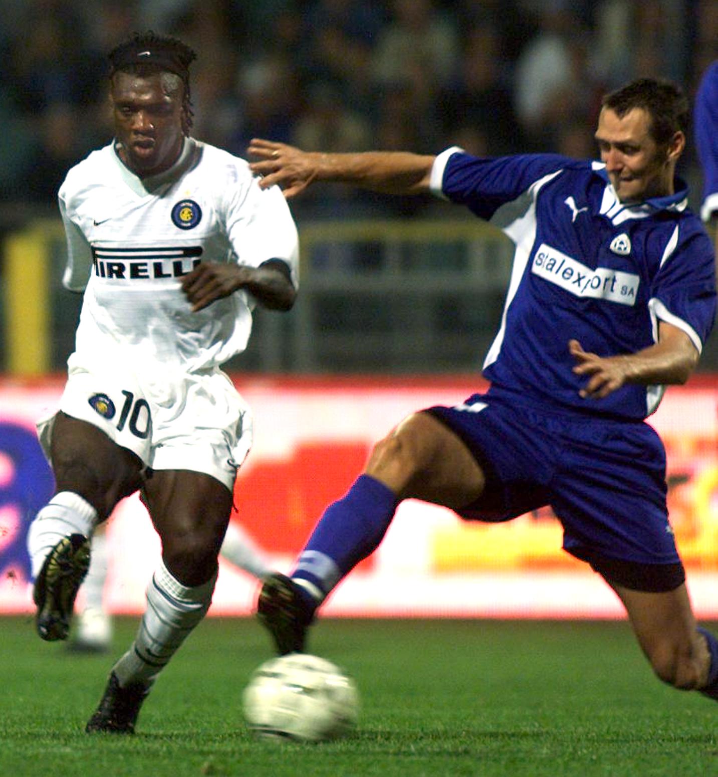 Clarence Seedorf walczy o piłkę z Damianem Gorawskim