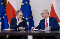 Donald Tusk i Włodzimierz Czarzasty na tle flag Polski i Unii Europejskiej