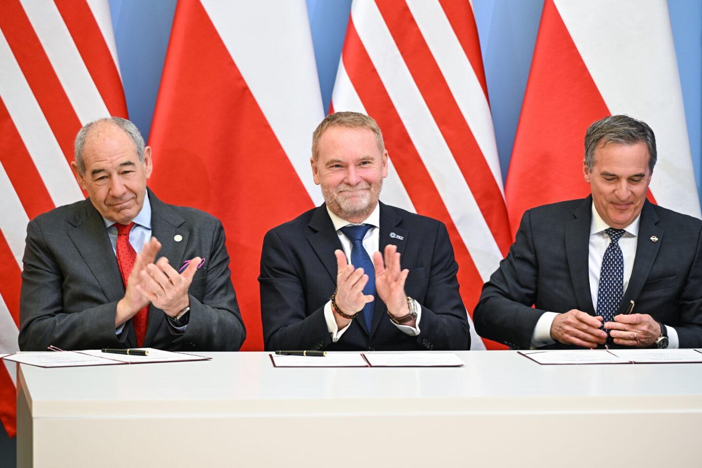 Przedstawiciele Polskich Elektrowni Jądrowych, Bechtela i Westinghouse podpisują umowę pomostową w sprawie pierwszej elektrowni jądrowej w Polsce. Warszawa, 28 kwietnia 2025 r.