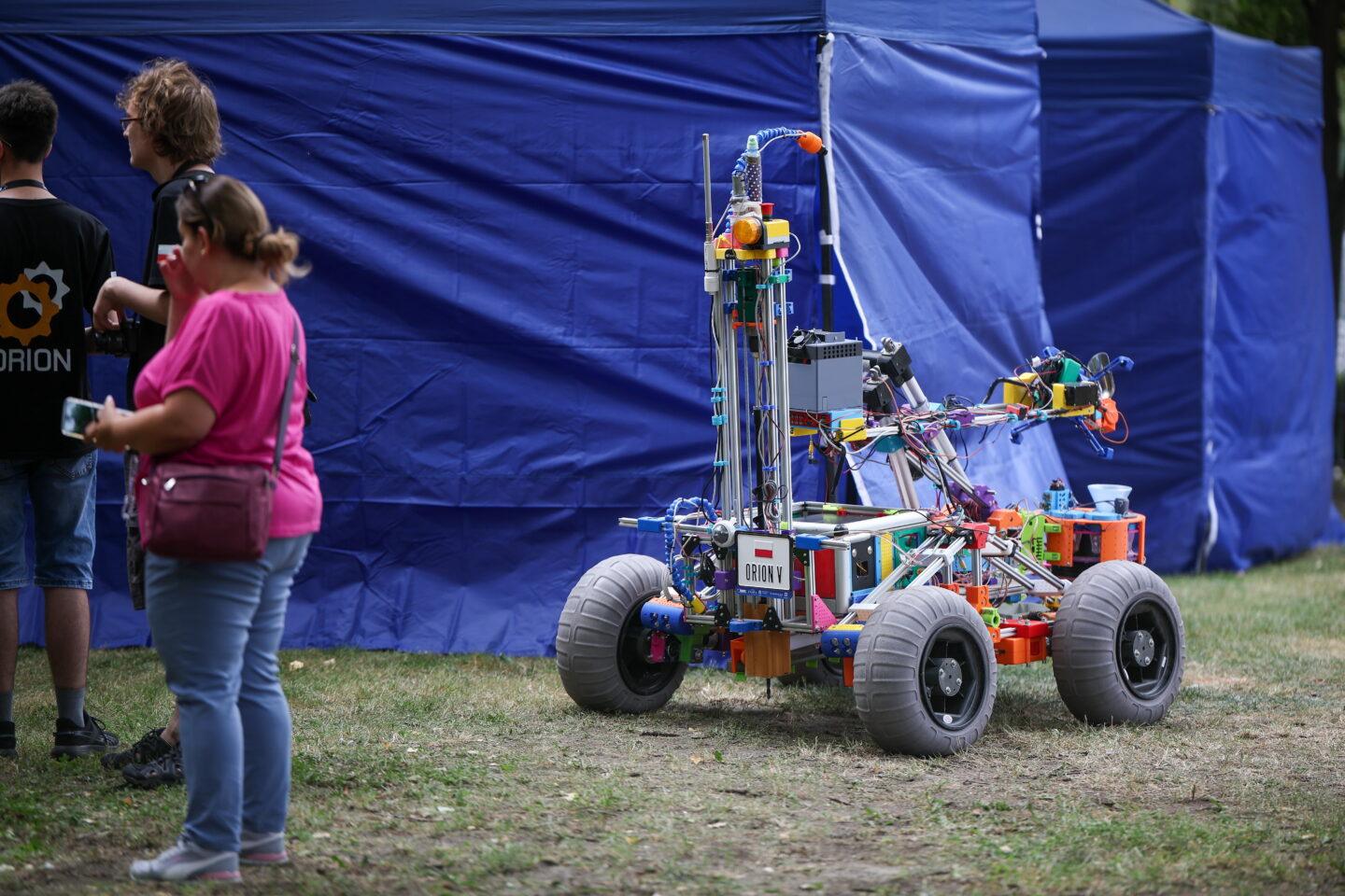 Na zdjęciu łazik i studenci