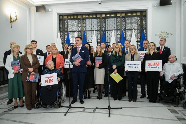 Szymon Hołownia i politycy Polski 2050