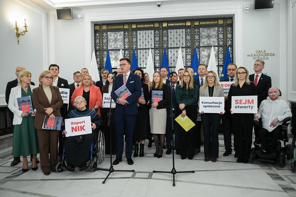 Szymon Hołownia i politycy Polski 2050