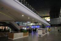 Na zdjęciu hala główna Dworca Centralnego, podróżni i tablice informacyjne