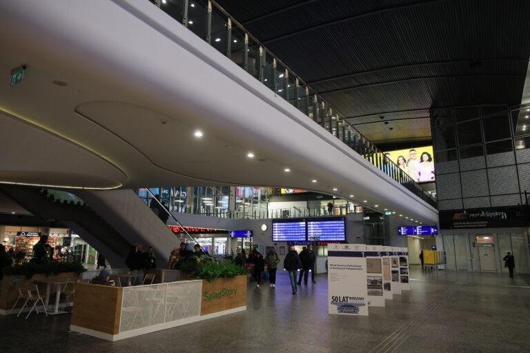 Na zdjęciu hala główna Dworca Centralnego, podróżni i tablice informacyjne