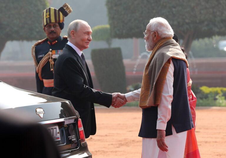 Władimir Putin i Narendra Modi ściskają sobie dłonie