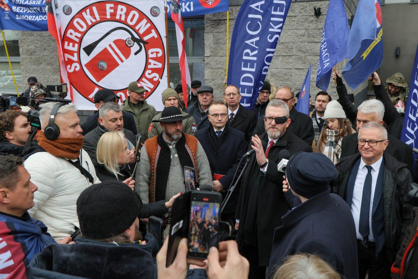 Grzegorz Braun wraz z działaczami Konfederacji Korony Polskiej na konferencji prasowej