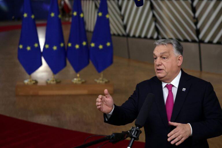 Premier Węgier Viktor Orban na tle flag Unii Europejskiej