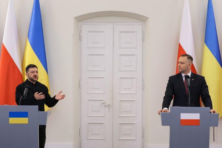 Prezydent Karol Nawrocki oraz prezydent Ukrainy Wołodymyr Zełenski w trakcie spotkania w Pałacu Prezydenckim