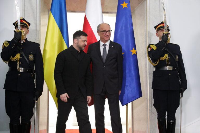 Włodzimierz Czarzasty wita ukraińskiego prezydenta w polskim sejmie.