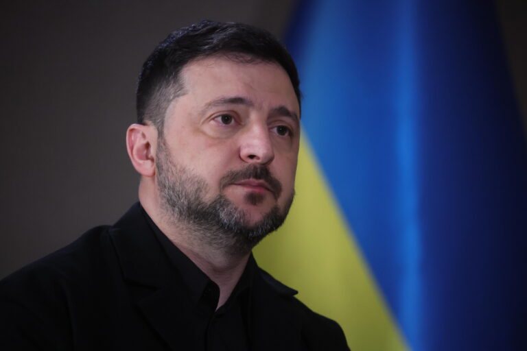 Na zdjęciu Wołodymyr Zełenski na tle ukraińskiej flagi