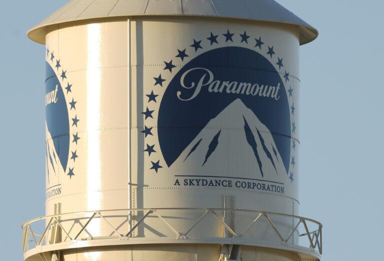 Tradycyjne logo Paramount z dodaną nazwą Skydance na wieży ciśnień w Paramount Studios