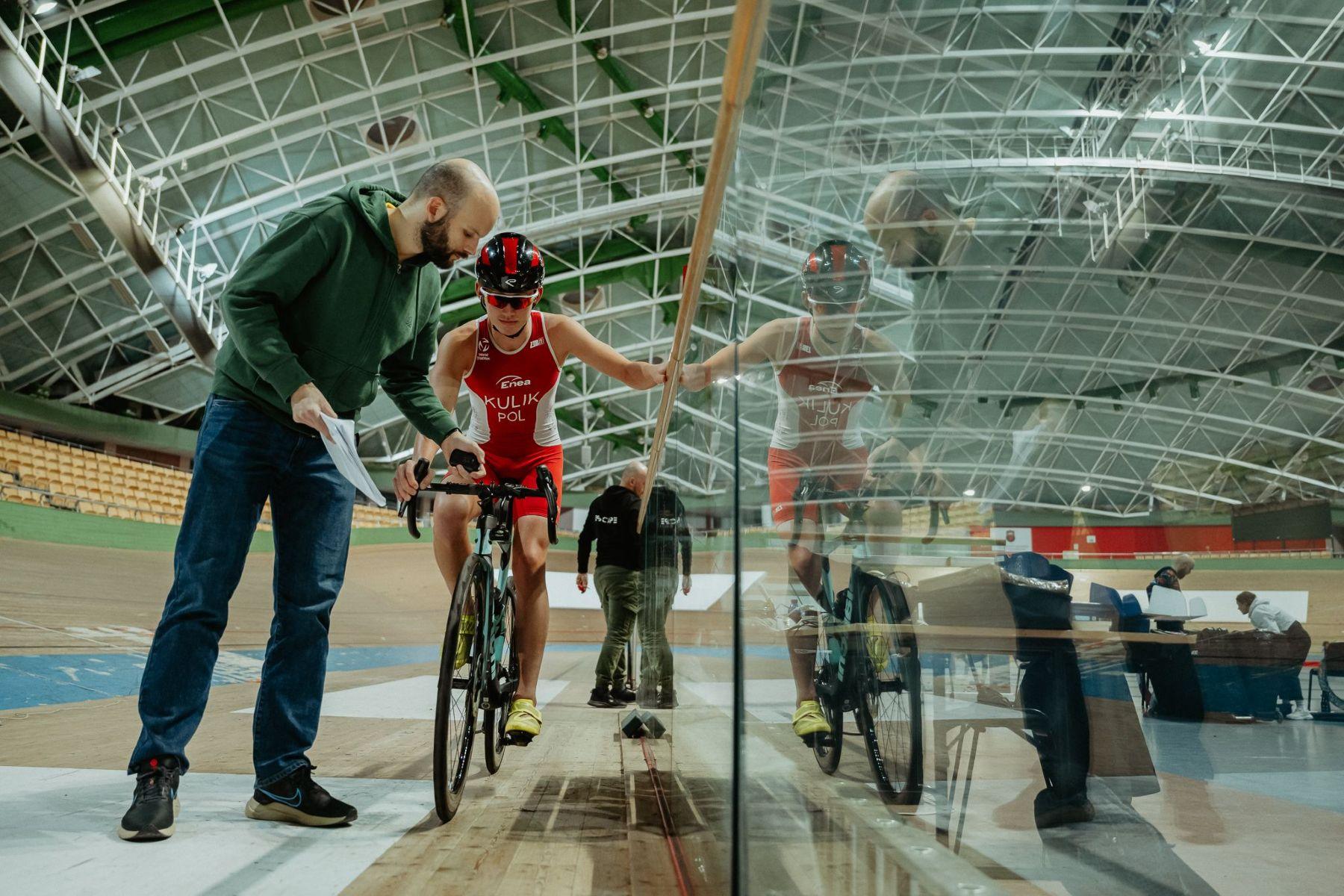 Piotr Klin podczas pracy z polskim triathlonistą Kamilem Kulikiem