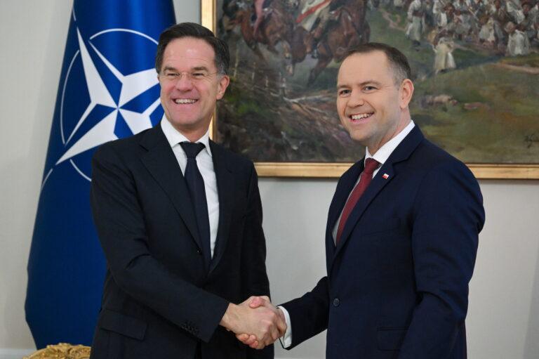 Prezydent RP Karol Nawrocki (z prawej) oraz sekretarz generalny NATO Mark Rutte (z lewej) podczas spotkania w Pałacu Prezydenckim w Warszawie