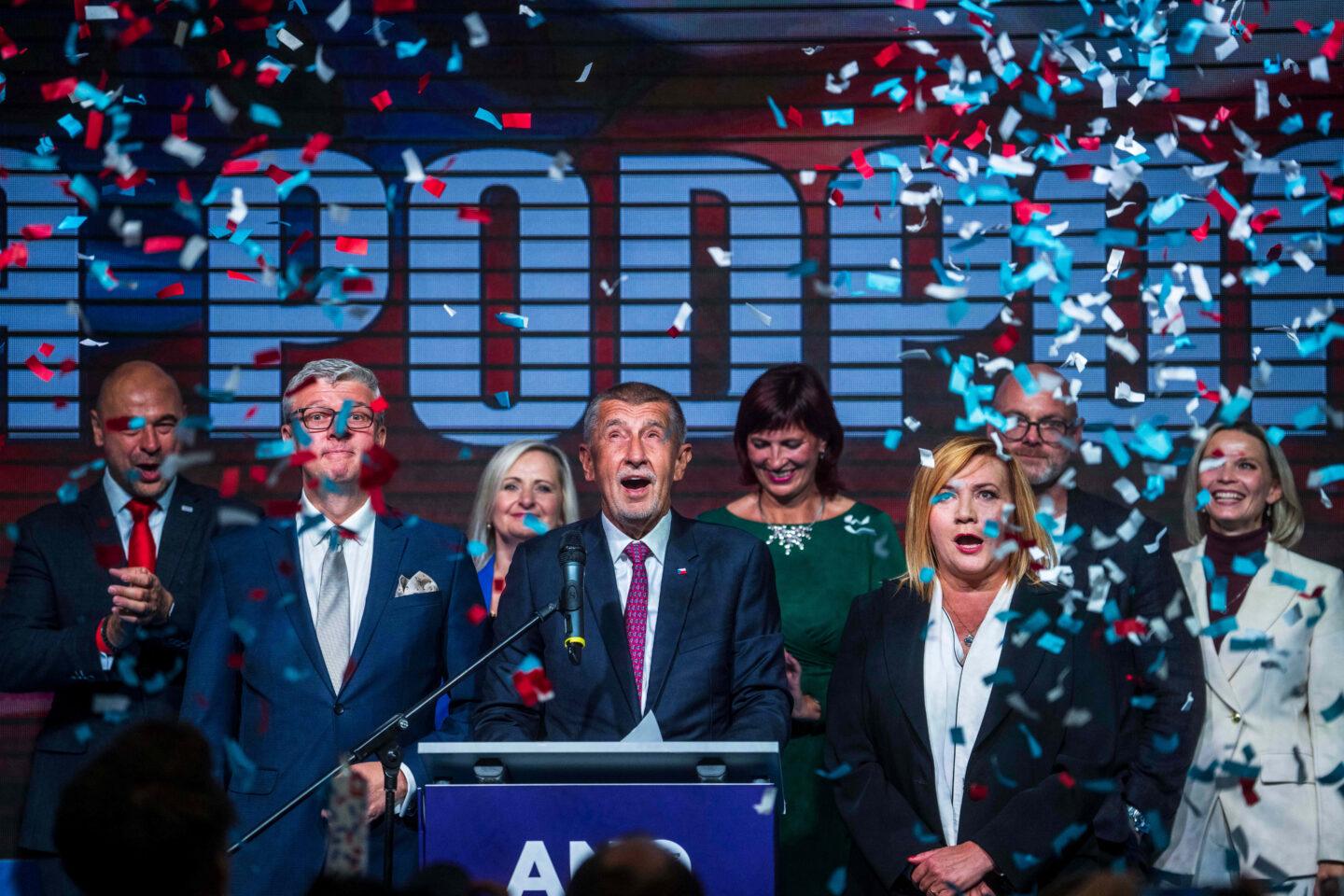 Czeski premier Andrej Babiš w towarzystwie członków swojego ugrupowania ANO.
