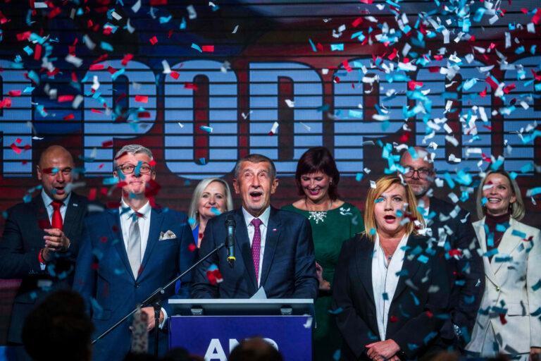 Czeski premier Andrej Babiš w towarzystwie członków swojego ugrupowania ANO.
