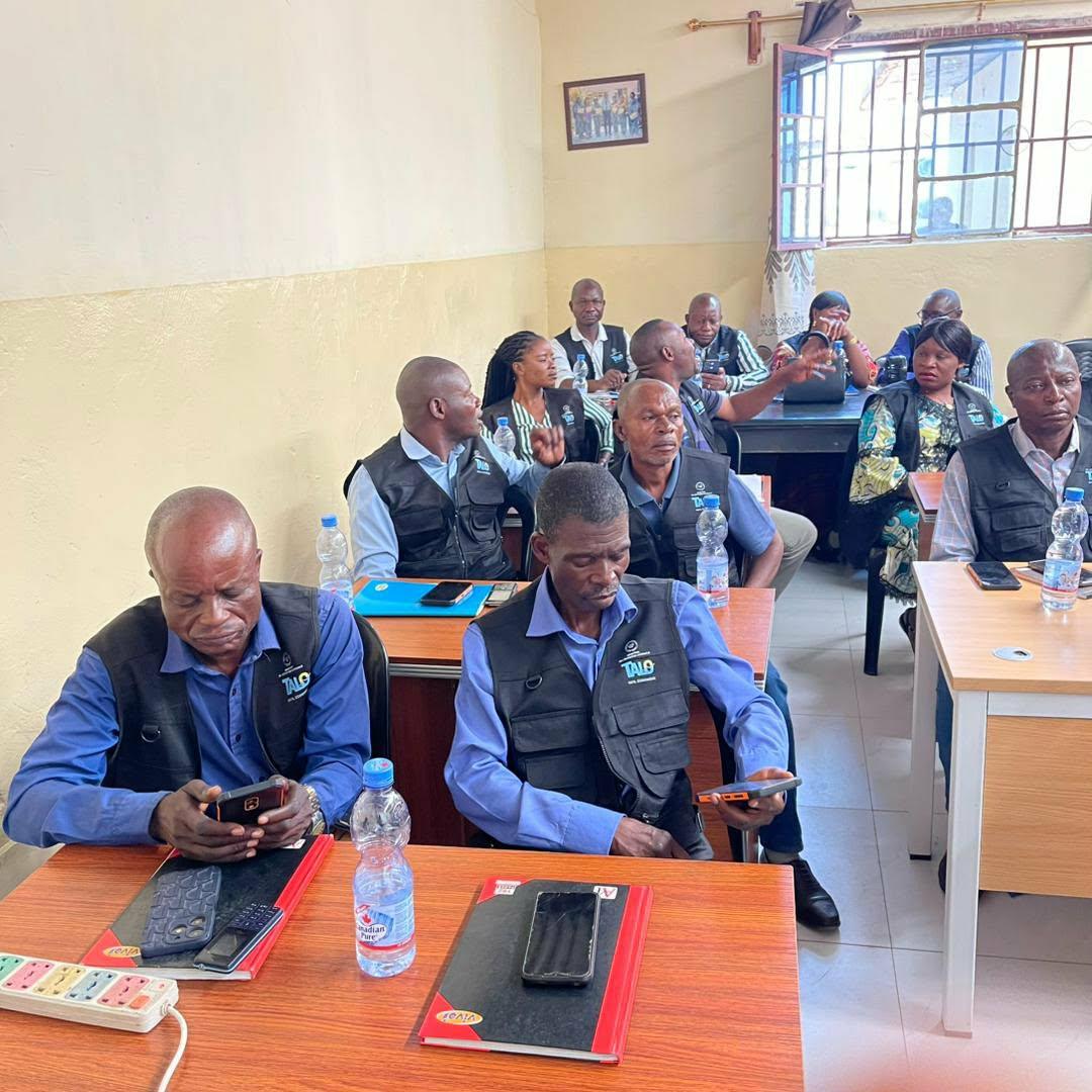 Urzędnicy DRK ze smartfonami firmy mPTech.