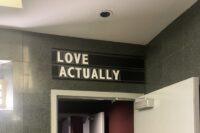 Film „To właśnie miłość” nadal dobrze zarabia. Każdego roku w grudniu puszczany jest w kinach w Anglii i np. w Kanadzie. Dostepny tez jest na platformach streamingowych.