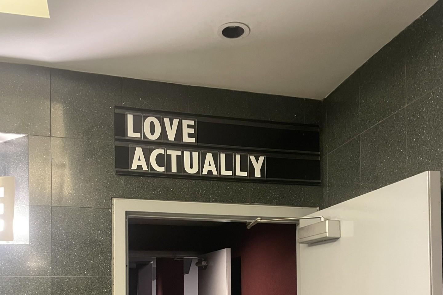 Film „To właśnie miłość” nadal dobrze zarabia. Każdego roku w grudniu puszczany jest w kinach w Anglii i np. w Kanadzie. Dostepny tez jest na platformach streamingowych.