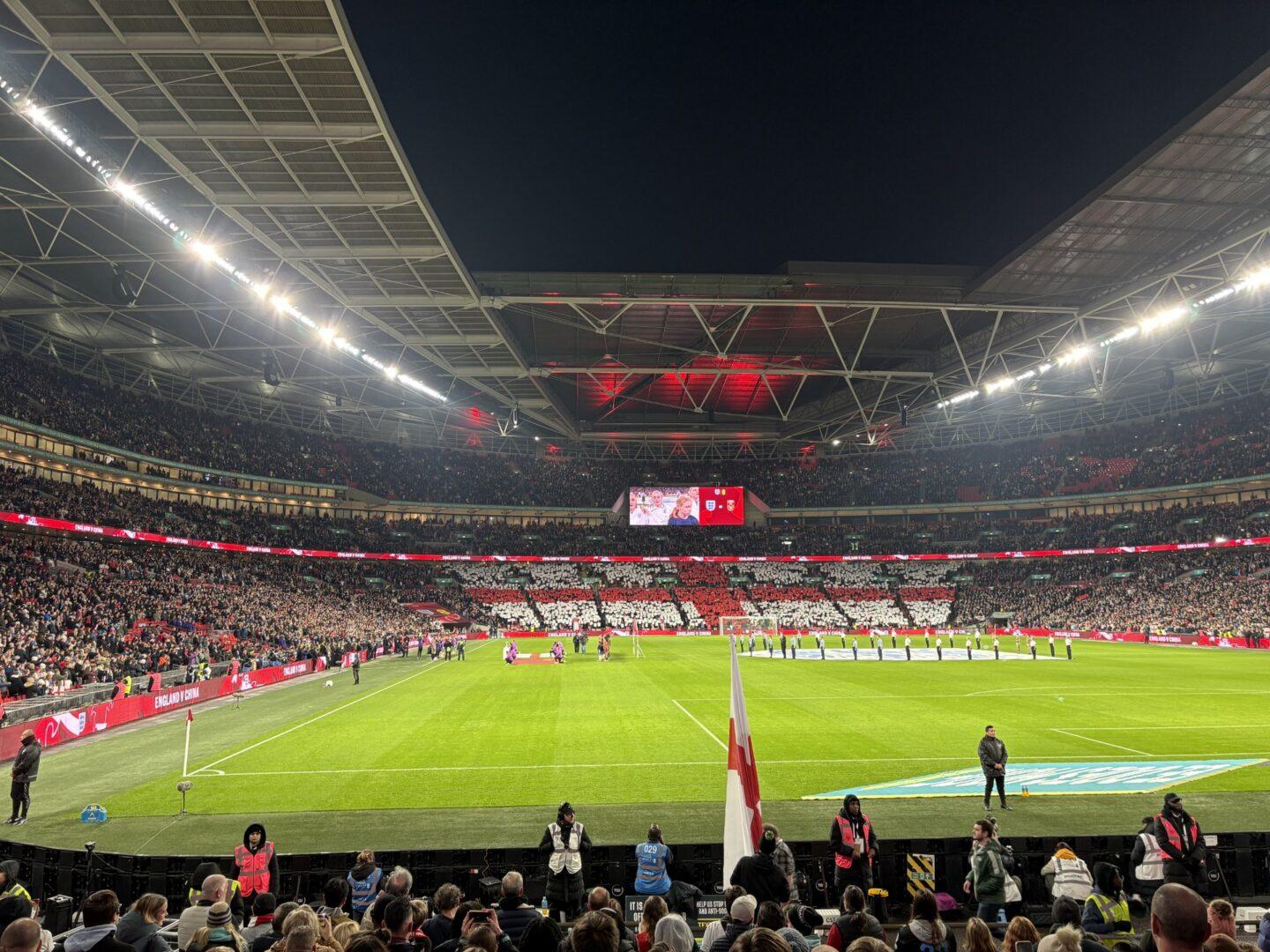 Pełne Wembley z angielską flagą.