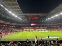 Pełne Wembley z angielską flagą.