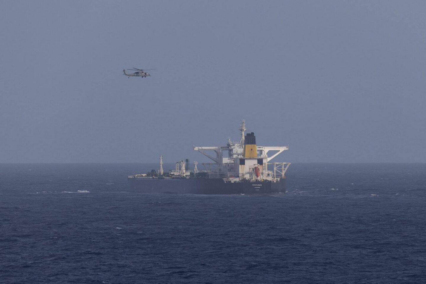 Tankowiec i lecący nad nim amerykański helikopter