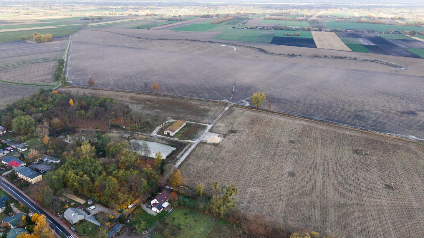 Na zdjęciu z drona teren, przez który ma przebiegać linia kolei dużej prędkości z Warszawy do CPK w miejscowości Zabłotnia