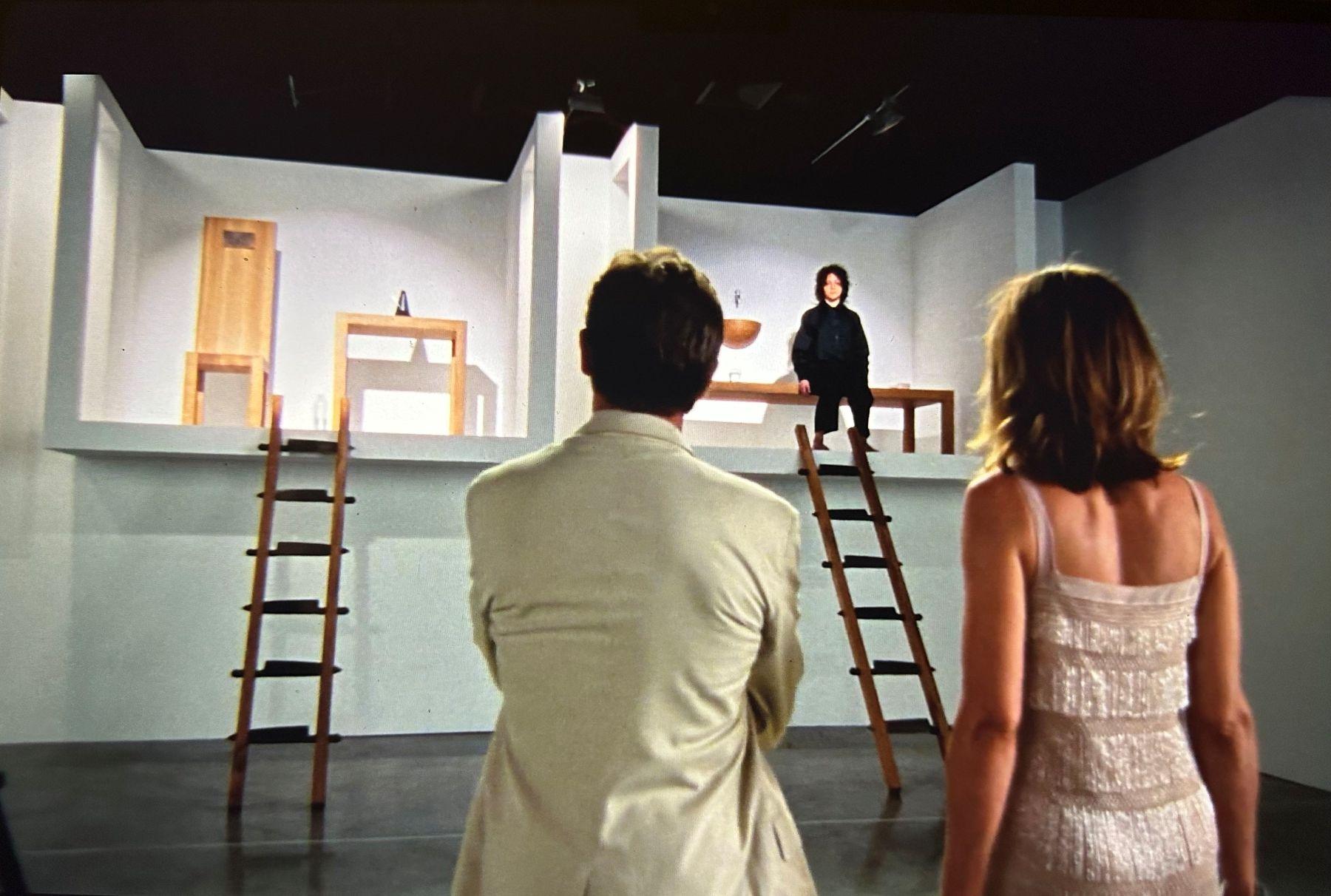 Kadr z serialu „Sex w wielkim mieście” (prod. HBO), w którym zaprezentowany został słynny performance Mariny Abramović. Praca nosząca tytuł „Dom z widokiem na ocean” powstała w 2002 r., a więc w czasie, kiedy w Nowym Jorku bardzo żywe były emocje wywołane atakami terrorystycznymi z 11 września.