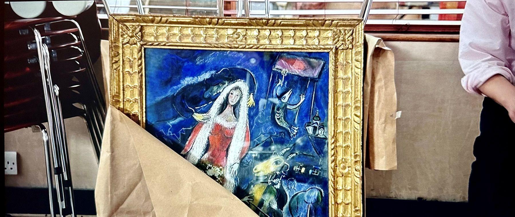 „To chyba nie oryginał?” - zastanawiała się paczka przyjaciół w filmie „Notting Hill”. Pochodzący z niego kadr prezentuje reprodukcję dzieła Marca Chagalla „La Mariée” z 1950 r. (Amazon Prime Video).