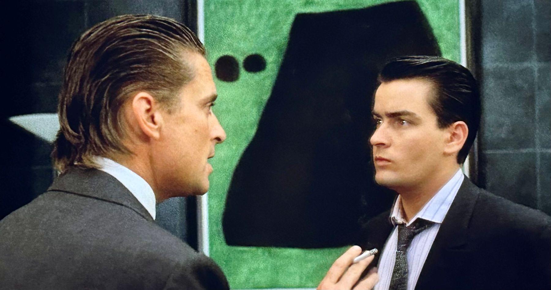 Kadr z filmu „Wall Street” (Amazon Prime Video) prezentujący Gordona Gekko (Michael Douglas) oraz Buda Foxa (Charlie Sheen) na tle wielkoformatowego pejzażu Joana Miró z 1974 r. W 2023 r. praca ta wyceniana była na 11 mln dolarów.