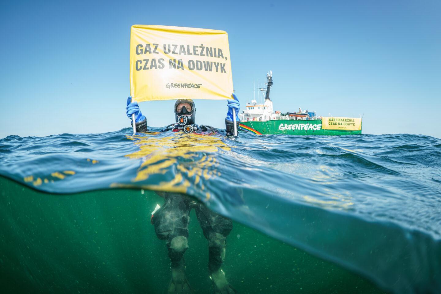 Polscy aktywiści Greenpeace zanurkowali do gazociągu Nord Stream na dnie Bałtyku z transparentem: "Gaz uzależnia, czas na odwyk".