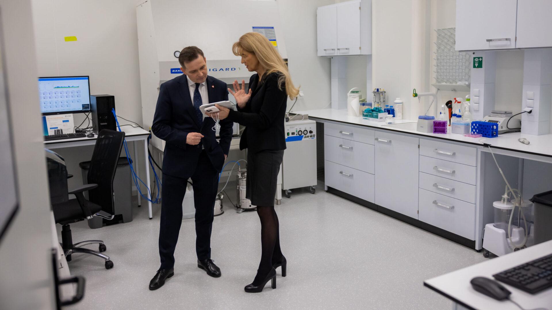 Michał Jaros, wiceminister rozwoju i technologii oraz dr n. med. Małgorzata Adamkiewicz, przewodnicząca rady nadzorczej Adamed Pharma w Centrum Badawczo-Rozwojowym Adamed Discovery w Kajetanach