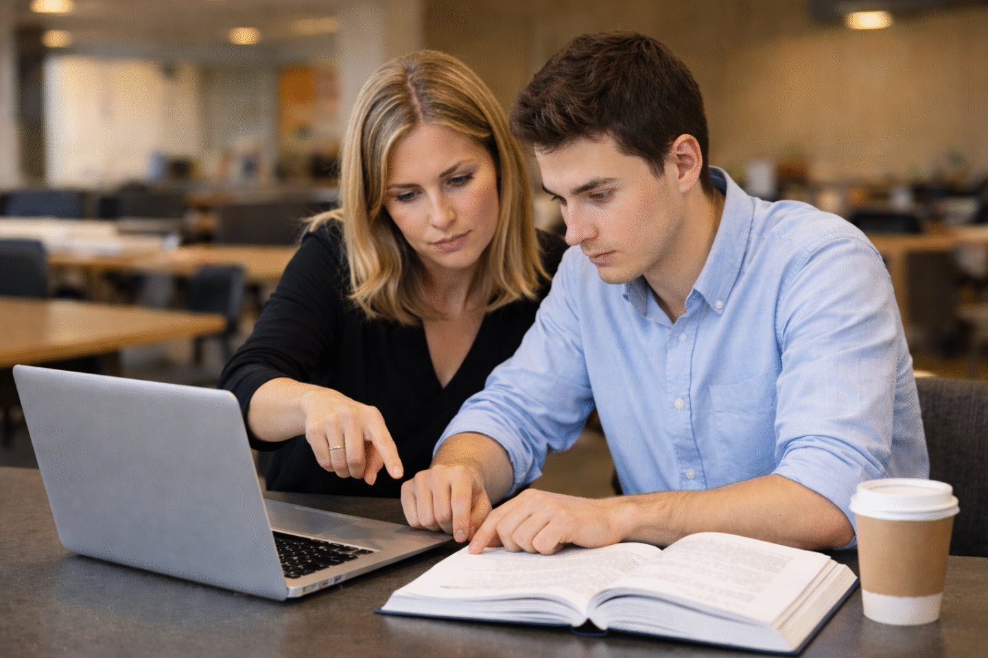 Student i mentorka przy pracy nad projektem Fot. AI Generated