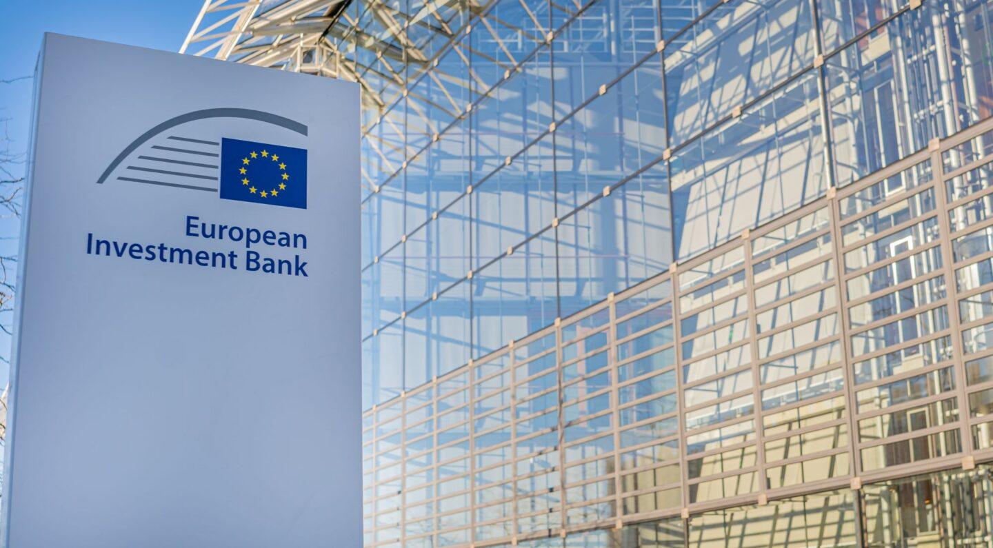 Logo Europejskiego Banku Inwestycyjnego przed siedzibą banku