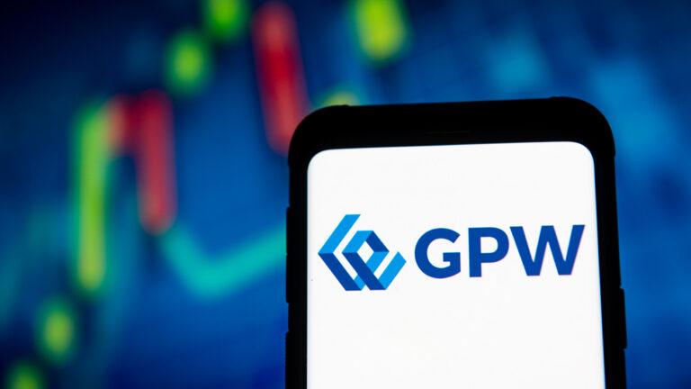 Logo GPW wyświetlone na telefonie