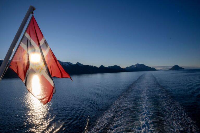 Norweska bandera na tle fjordów