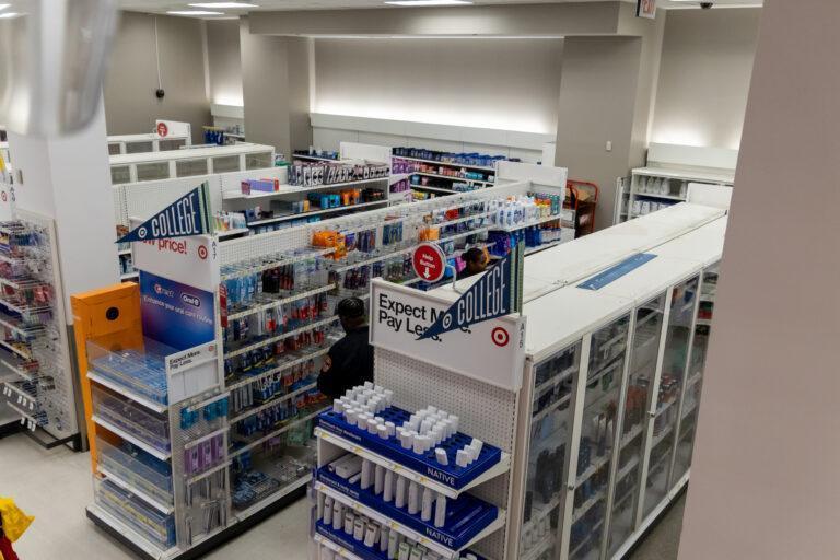 Wnętrze apteki. Regały z lekarstwami