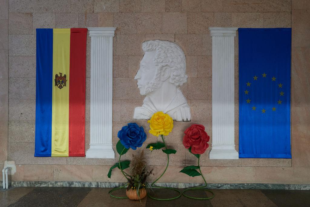 Flagi Mołdawii i UE
