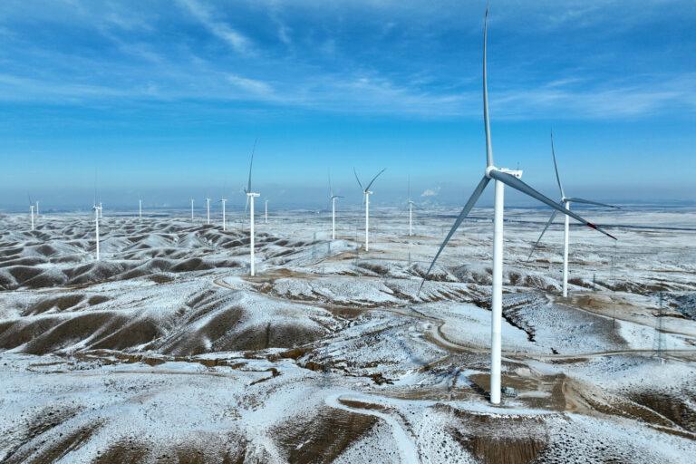 Farma wiatrowa zimą