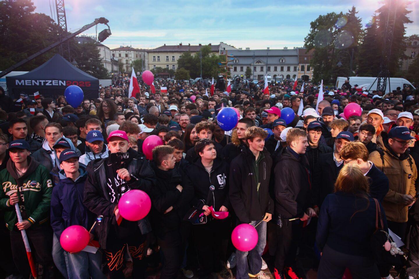 Młodzi zwolennicy Sławomira Mentzena