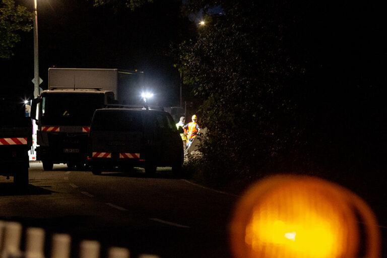 Robotnicy naprawiają uszkodzenia