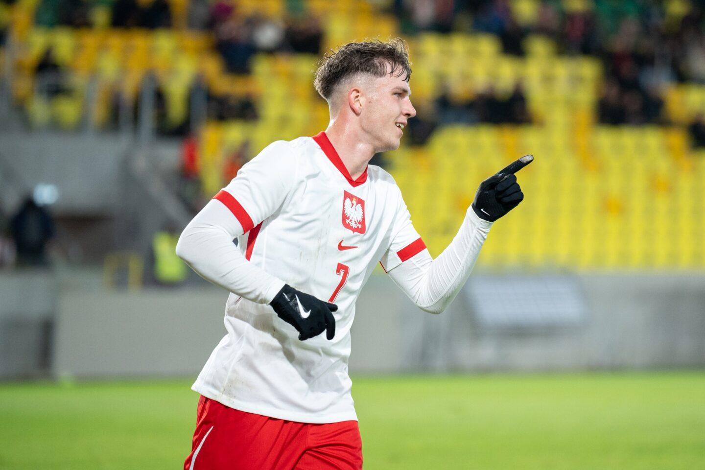 Oskar Pietuszewski po strzeleniu gola Czarnogórze w meczu eliminacji młodzieżowych mistrzostw Europy