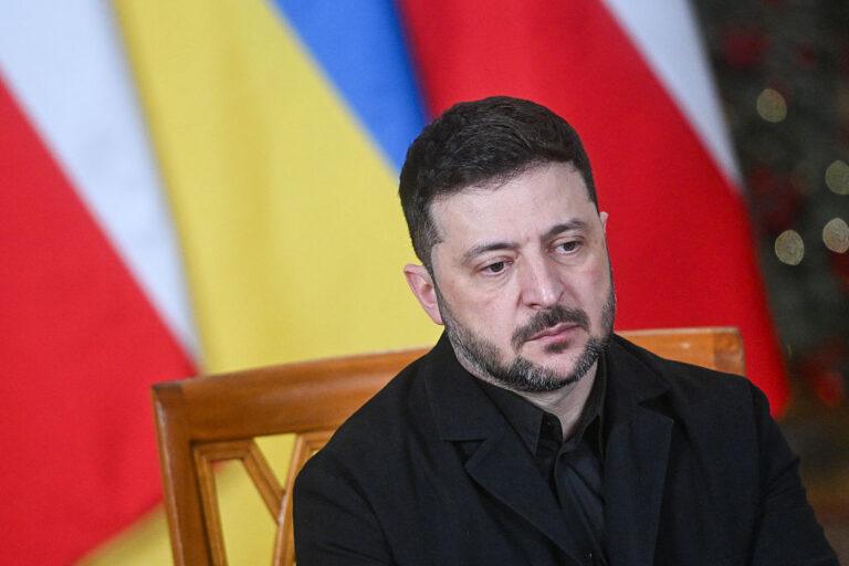 Wołodymyr Zełenski na tle ukraińskiej flagi